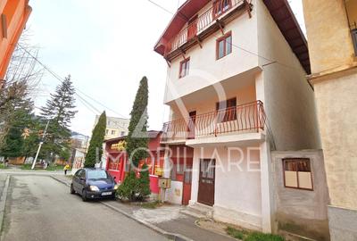 Casă individuală cu 11 camere cu Teren 300 Mp în Central - 2
