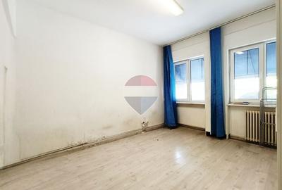 Apartament cu 5 camere semidecomandat în Magheru