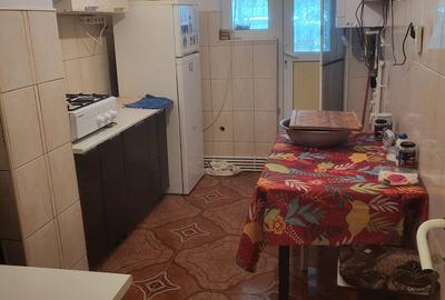 Apartament cu 3 camere decomandat în Sud