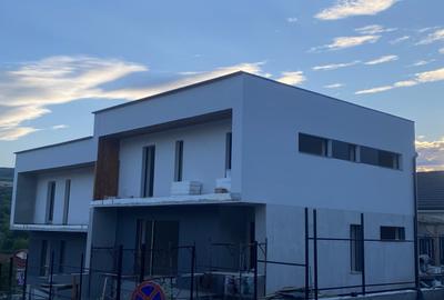 Duplex cu 5 camere cu Canalizare în Iris