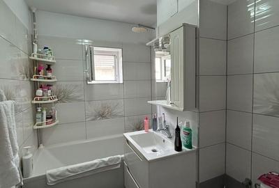 Apartament cu 3 camere decomandat în Lipovei