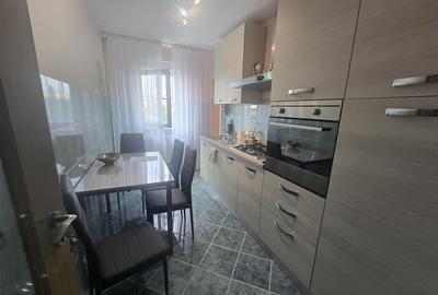 Apartament cu 3 camere decomandat, mobilat în Central