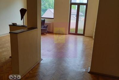 Apartament cu 5 camere semidecomandat în Mitropolie