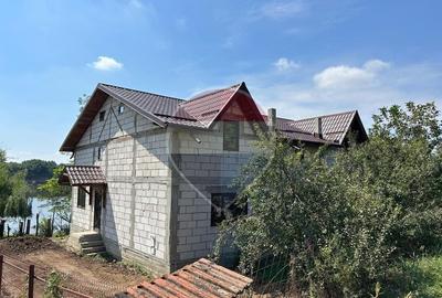 Casă individuală cu 7 camere cu Teren 800 Mp în Măineasca