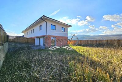 Duplex cu 4 camere cu Canalizare în Chinteni - 1