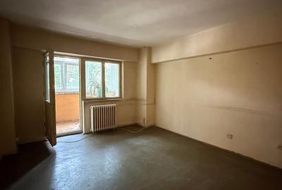 Apartament cu 3 camere semidecomandat în Păcii