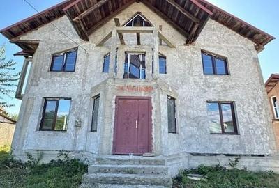 Casă cu 4 camere cu Teren 270 Mp în Central