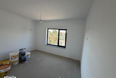Casă cu 4 camere cu Canalizare în Est
