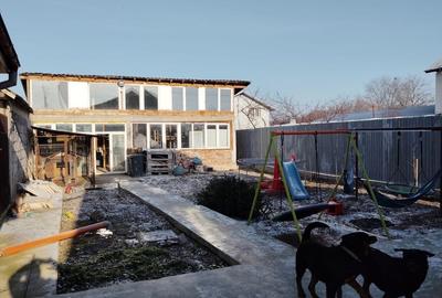 Casă cu 4 camere în Crevedia