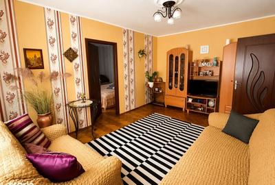 Apartament cu 3 camere semidecomandat în Podu Roș