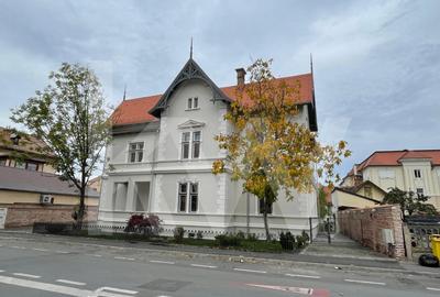 Casă individuală cu 10 camere cu Canalizare în Central - 2