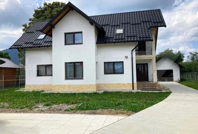 Casă cu 5 camere cu Teren 1349 Mp în Central