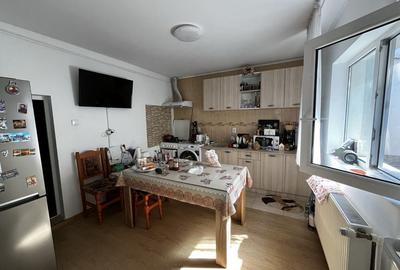 Casă cu 3 camere decomandat în Chercea