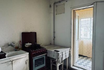 Apartament cu 3 camere decomandat în Lipovei