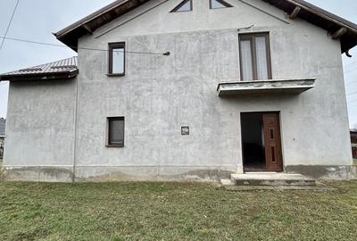 Casă cu 4 camere cu Teren 1090 Mp în Central
