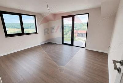 Casă cu 4 camere cu Teren 300 Mp în Hidiș