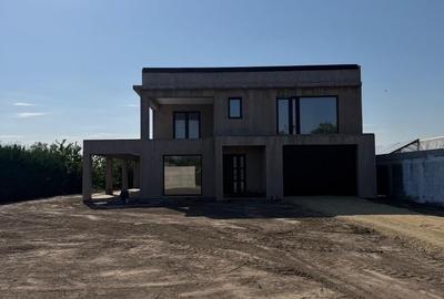 Casă cu 4 camere în Umbrărești