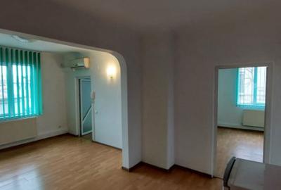 Apartament cu 3 camere semidecomandat în Tineretului - 1