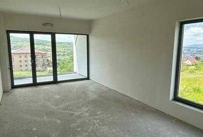Casă cu 4 camere cu Teren 310 Mp în Borhanci