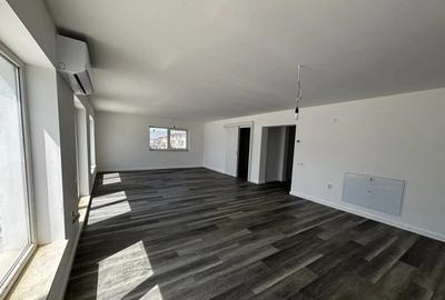 Apartament cu 3 camere semidecomandat, mobilat în Florești