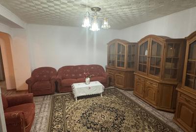 Apartament cu 3 camere decomandat, mobilat în Micro 2 - 3