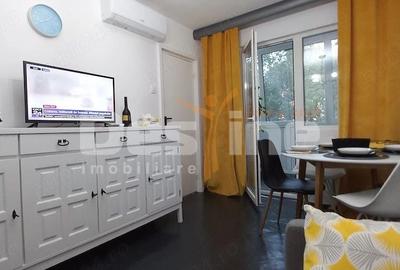 Apartament cu 3 camere semidecomandat, mobilat în Universitate