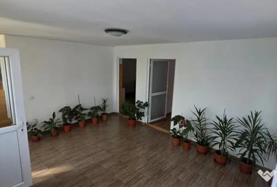 Casă cu 5 camere cu Teren 176 Mp în Central - 1