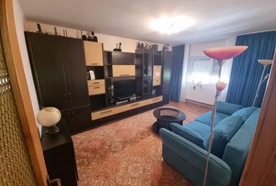Apartament cu 3 camere decomandat, mobilat în Dacia