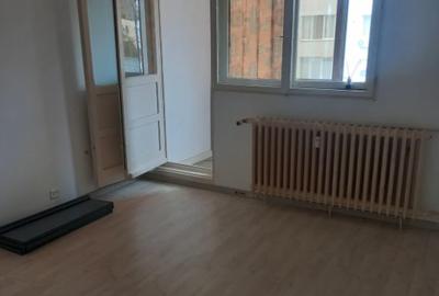 Apartament cu 3 camere semidecomandat în Titan