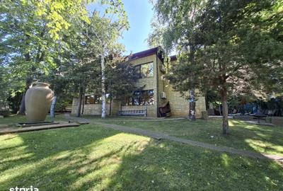 Casă cu 9 camere cu Teren 1000 Mp în Central - 1