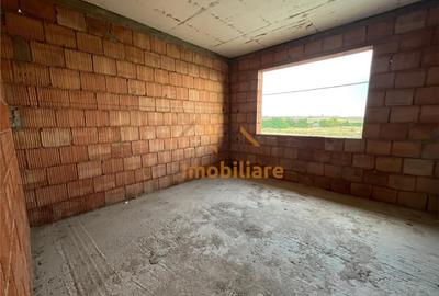 Casă cu 4 camere cu Teren 471 Mp în Cihei