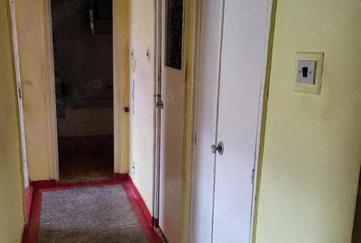 Apartament cu 3 camere decomandat în Petros