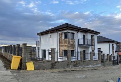 Casă individuală cu 5 camere cu Canalizare în Chinteni