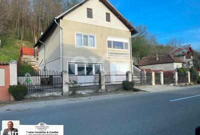 Casă cu 8 camere decomandat cu Teren 540 Mp în Voinești - 3