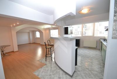 Apartament cu 5 camere semidecomandat, mobilat în Panduri