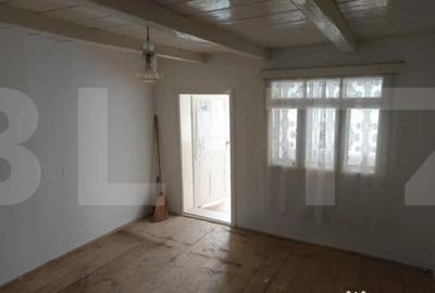 Casă cu 3 camere cu Teren 2707 Mp în Central - 2