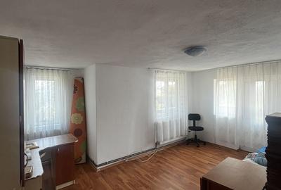 Casă cu 5 camere cu Teren 500 Mp în Priseaca