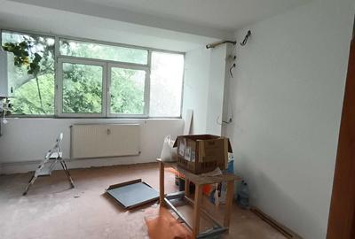 Apartament cu 3 camere decomandat în Sârbi