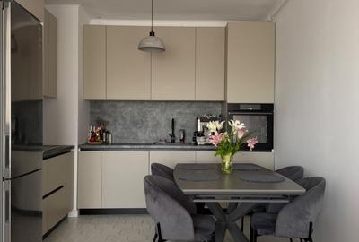 Apartament cu 2 camere semidecomandat, mobilat în Între Lacuri