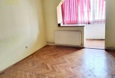 Apartament cu 4 camere semidecomandat în Central - 1