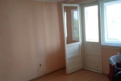 Apartament cu 3 camere semidecomandat în Drumul Taberei