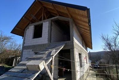 Casă cu 4 camere cu Teren 180 Mp în Ștefănești