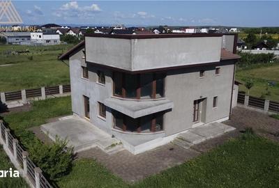 Casă cu 5 camere cu Teren 800 Mp în Central