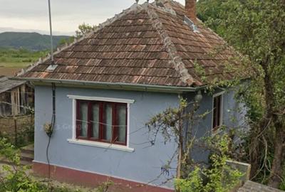 Casă cu 2 camere cu Teren 1000 Mp în Sântejude