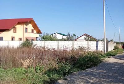 Teren de 1300 mp, în Periș
