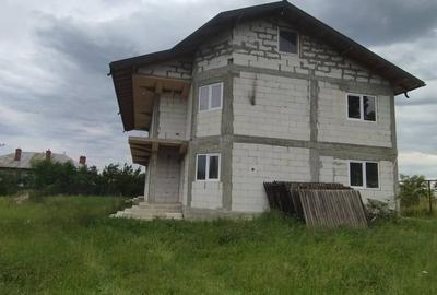 Casă cu 5 camere cu Teren 170 Mp în Central