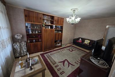 Apartament cu 3 camere decomandat în Titan