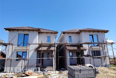 Duplex cu 4 camere cu Canalizare în Moșnița Veche - 1