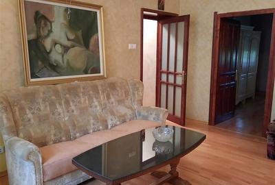 Apartament cu 3 camere semidecomandat, mobilat în Central