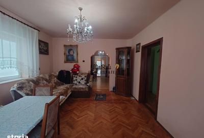 Casă cu 9 camere cu Teren 2339 Mp în Central